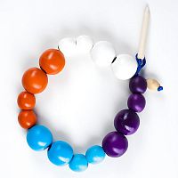 Шнуровка-бусы разноцветные шары большие и маленькие, 16 штук, RNToys 5386509 iQSclub магазин настольных и развивающих игр